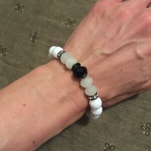 White and Black With Rhinestones Beaded Bracelet